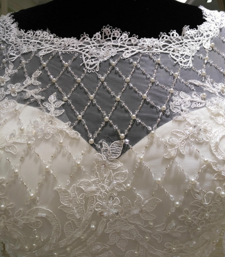 közepes Cipzár fel széles nyakú Hercegnő Illúzió ujjú Csipke Esküvői ruha